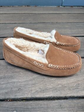 New UGG Chestnut/Tan Suede Shearling Lined Moccasin Slippers